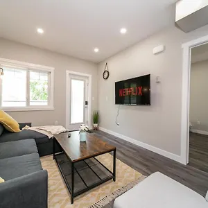 https://modern-suite-hot-tub-patio-netflix.edmonton-hotels.net